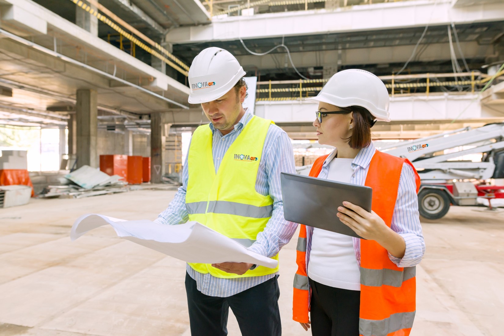 Equipe Inovaar em obra acompanhando projeto de climatização industrial