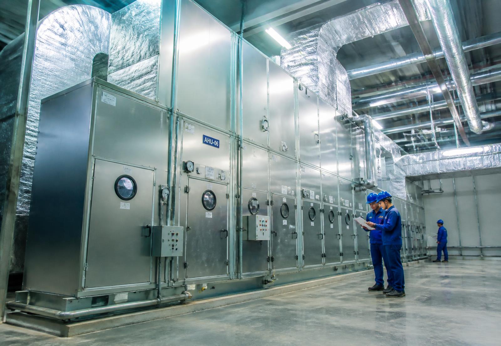 Central de climatização industrial com dutos e técnicos da Inovaar em inspeção